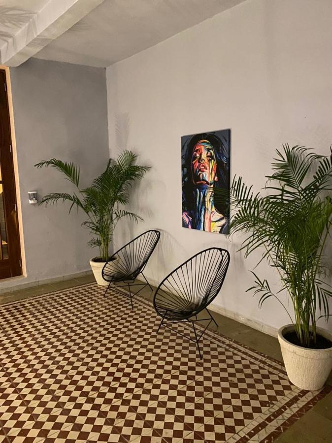 Suite con cama grande y vistas a la piscina