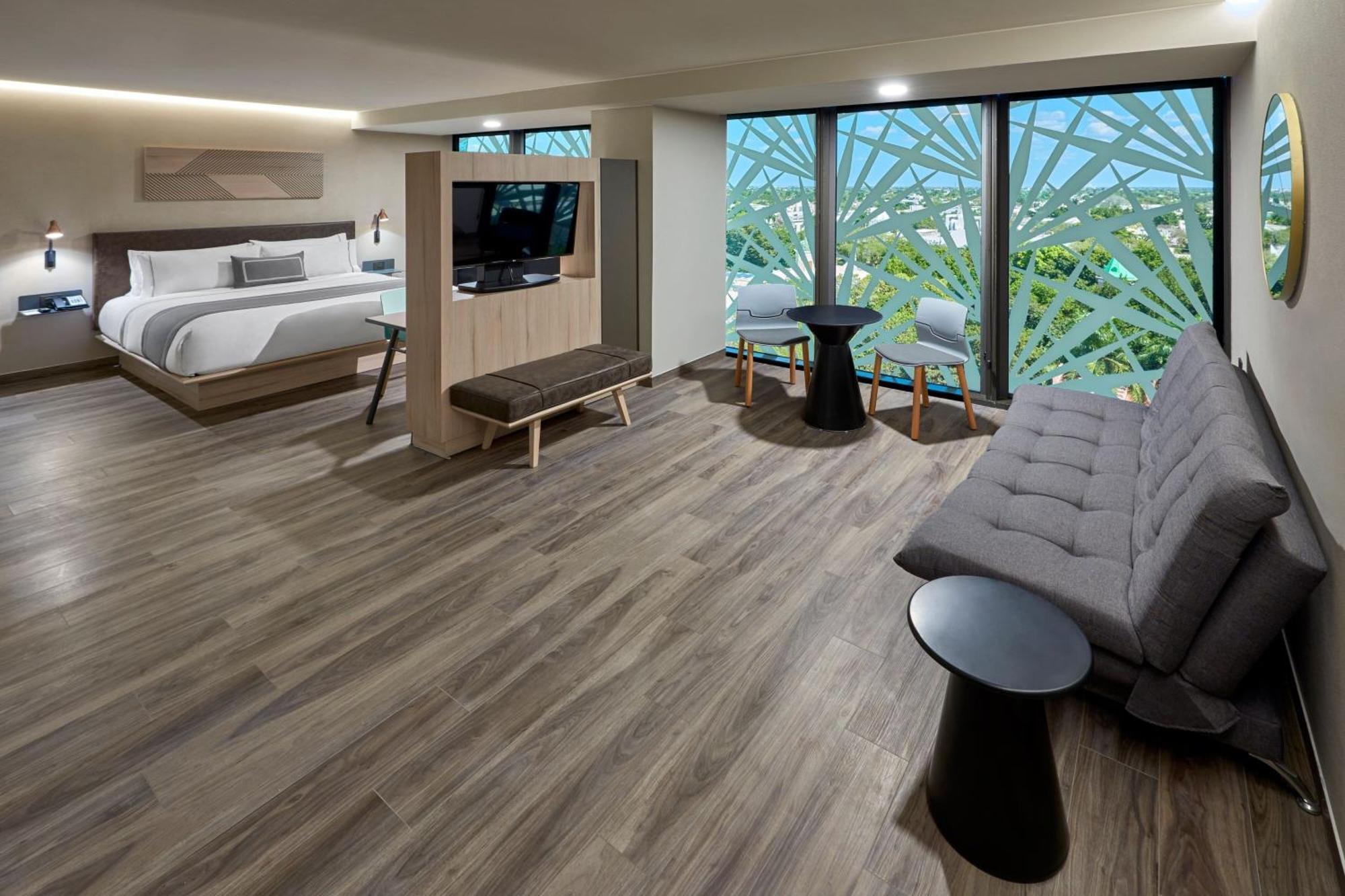 Suite con cama extragrande y sofá cama