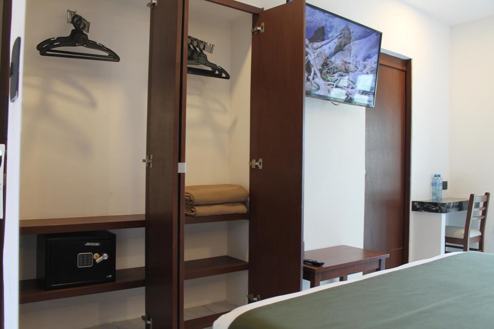 Habitación con cama extragrande.